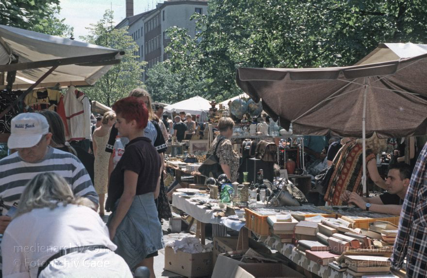 Berlin. Charlottenburg. Flohmarkt an der Straße des Juni
Juli 1999. Berlin. Tiergarten. Flohmarkt an der Straße des 17. Juni
Schlüsselwörter: Berlin;Charlottenburg;Deutschland;Flohmarkt;Germany;1999;Tiergarten;Straße des 17 Juni