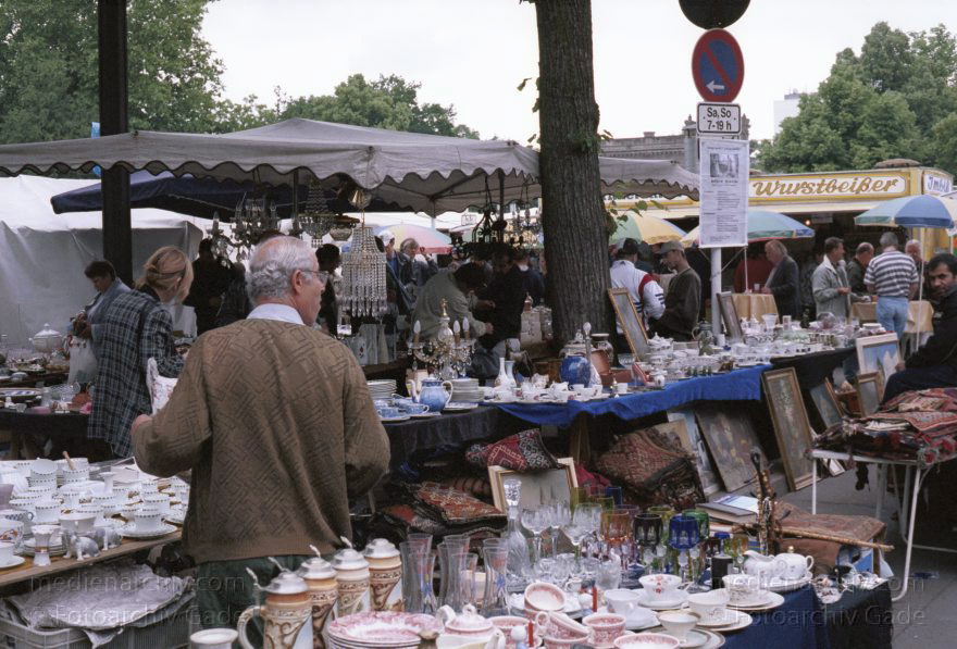 Berlin. Charlottenburg. Flohmarkt an der Straße des Juni
Juni 2002. Berlin. Charlottenburg. Flohmarkt an der Straße des 17. Juni. Straße des 17. Juni
Schlüsselwörter: Berlin;Charlottenburg;Deutschland;Flohmarkt;Germany;2002;Straße des 17 Juni