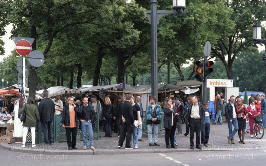Berlin. Charlottenburg. Flohmarkt an der Straße des Juni
Juni 2002. Berlin. Charlottenburg. Flohmarkt an der Straße des 17. Juni. Straße des 17. Juni
Schlüsselwörter: Berlin;Charlottenburg;Deutschland;Flohmarkt;Germany;2002;Straße des 17 Juni