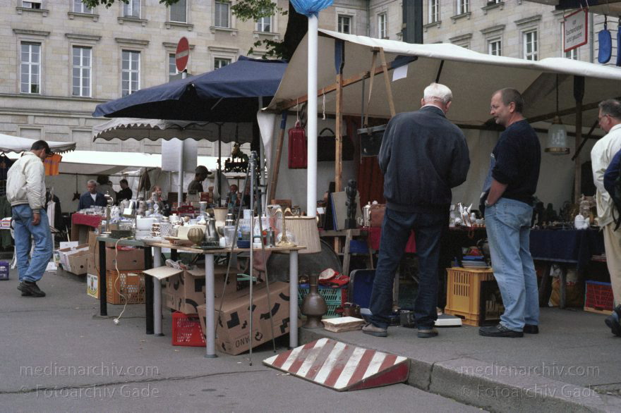 Berlin. Charlottenburg. Flohmarkt an der Straße des Juni
Juni 2002. Berlin. Charlottenburg. Flohmarkt an der Straße des 17. Juni. Straße des 17. Juni
Schlüsselwörter: Berlin;Charlottenburg;Deutschland;Flohmarkt;Germany;2002;Straße des 17 Juni