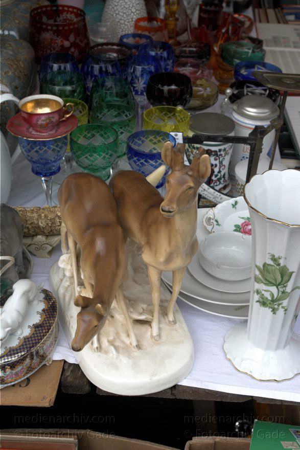 Berlin. Charlottenburg. Flohmarkt an der Straße des Juni
14. 3. 2009. Berlin. Charlottenburg. Flohmarkt an der Straße des 17. Juni. Straße des 17. Juni. Trödelmarkt. Antikmarkt. Rehe aus Porzellan
Schlüsselwörter: Berlin;Charlottenburg;Deutschland;Flohmarkt;Germany;2009;Straße des 17 Juni