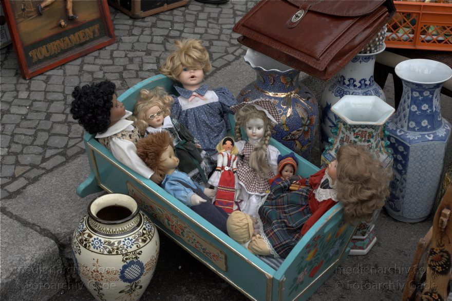 Berlin. Charlottenburg. Flohmarkt an der Straße des Juni
14. 3. 2009. Berlin. Charlottenburg. Flohmarkt an der Straße des 17. Juni. Straße des 17. Juni. Trödelmarkt. Antikmarkt. Puppen
Schlüsselwörter: Berlin;Charlottenburg;Deutschland;Flohmarkt;Germany;2009;Straße des 17 Juni