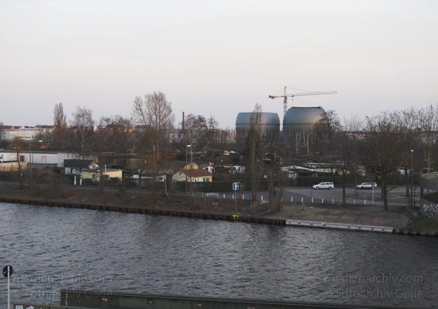 Berlin. Abriss des ehemaligen Gaswerks Charlottenburg
24. 3. 2007. Berlin. Abriss der Kugelgasbehälter des ehemaligen Gaswerks Charlottenburg mit denkmalgeschütztem Wasserturm.
Schlüsselwörter: Berlin;Charlottenburg;Deutschland;Energieversorgung;Gasversorgung;Gaswerk;Germany;2007;Kugeltanks