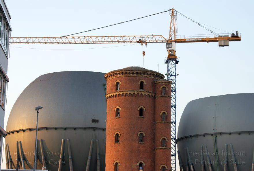 Berlin. Abriss des ehemaligen Gaswerks Charlottenburg
24. 3. 2007. Berlin. Abriss der Kugelgasbehälter des ehemaligen Gaswerks Charlottenburg mit denkmalgeschütztem Wasserturm.
Schlüsselwörter: Berlin;Charlottenburg;Deutschland;Energieversorgung;Gasversorgung;Gaswerk;Germany;2007;Kugeltanks