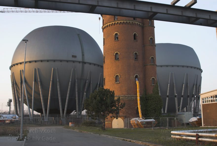 Berlin. Abriss des ehemaligen Gaswerks Charlottenburg
24. 3. 2007. Berlin. Abriss der Kugelgasbehälter des ehemaligen Gaswerks Charlottenburg mit denkmalgeschütztem Wasserturm.
Schlüsselwörter: Berlin;Charlottenburg;Deutschland;Energieversorgung;Gasversorgung;Gaswerk;Germany;2007;Kugeltanks