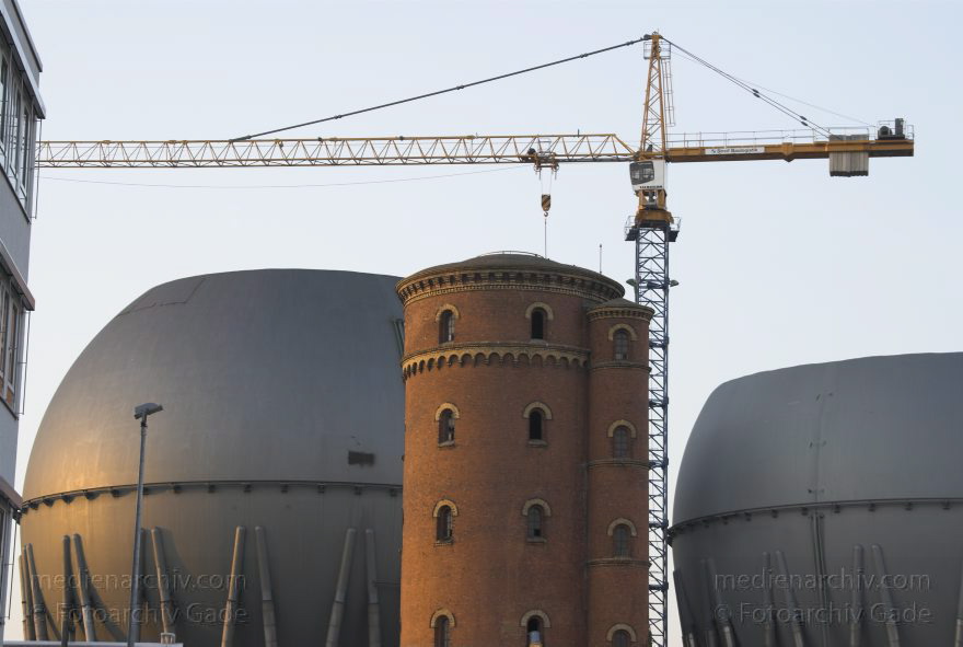 Berlin. Abriss des ehemaligen Gaswerks Charlottenburg
24. 3. 2007. Berlin. Abriss der Kugelgasbehälter des ehemaligen Gaswerks Charlottenburg mit denkmalgeschütztem Wasserturm.
Schlüsselwörter: Berlin;Charlottenburg;Deutschland;Energieversorgung;Gasversorgung;Gaswerk;Germany;2007;Kugeltanks