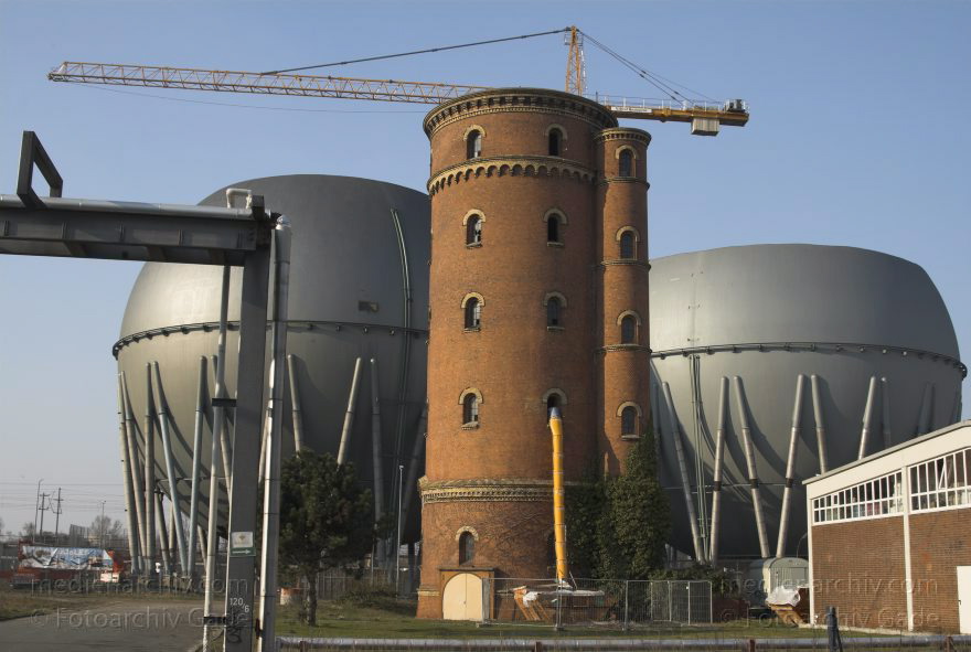 Berlin. Abriss des ehemaligen Gaswerks Charlottenburg
25. 3. 2007. Berlin. Abriss der Kugelgasbehälter des ehemaligen Gaswerks Charlottenburg mit denkmalgeschütztem Wasserturm.
Schlüsselwörter: Berlin;Charlottenburg;Deutschland;Energieversorgung;Gasversorgung;Gaswerk;Germany;2007;Kugeltanks