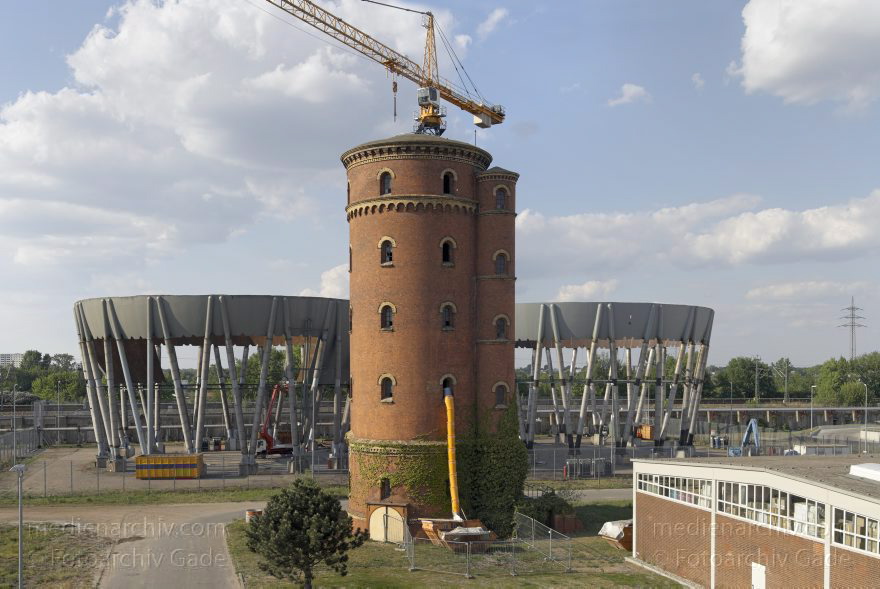 Berlin. Abriss des ehemaligen Gaswerks Charlottenburg
6. 5. 2007. Berlin. Abriss der Kugelgasbehälter des ehemaligen Gaswerks Charlottenburg mit denkmalgeschütztem Wasserturm.
Schlüsselwörter: Berlin;Charlottenburg;Deutschland;Gaswerk;Germany;2007;Kugelgasbehälter