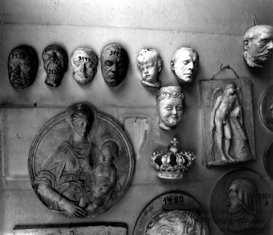 Berlin. Charlottenburg. Gipsformerei
1990. Berlin. Charlottenburg. Gipsformerei. Staatliche Museen zu Berlin. Gipsabformungen
Schlüsselwörter: Berlin;Charlottenburg;Deutschland;Germany;199-;Gipsfigur
