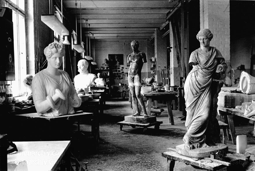Berlin. Charlottenburg. Gipsformerei
1990. Berlin. Charlottenburg. Gipsformerei. Staatliche Museen zu Berlin. Gipsabformungen
Schlüsselwörter: Berlin;Charlottenburg;Deutschland;Germany;199-;Gipsfigur