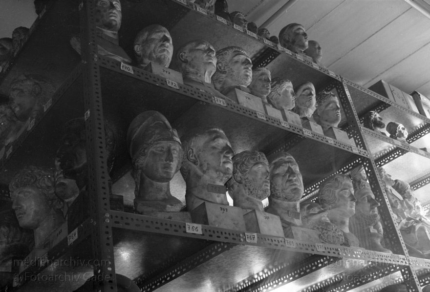 Berlin. Charlottenburg. Gipsformerei
September 1990. Berlin. Charlottenburg. Gipsformerei. Skulpturen. Formen in Regalen. Magazin.
Schlüsselwörter: Berlin;Charlottenburg;Deutschland;Germany;Gipsformerei;Museen;Museum;1990;Werkstatt