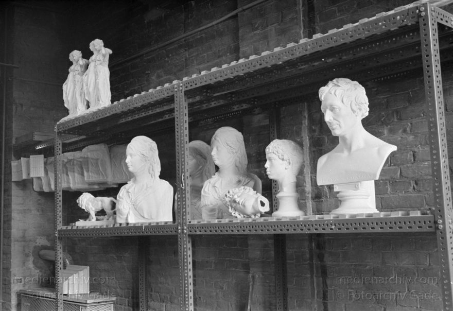 Berlin. Charlottenburg. Gipsformerei
September 1990. Berlin. Charlottenburg. Gipsformerei. Skulpturen. Formen in Regalen. Magazin.
Schlüsselwörter: Berlin;Charlottenburg;Deutschland;Germany;Gipsformerei;Museen;Museum;1990;Werkstatt