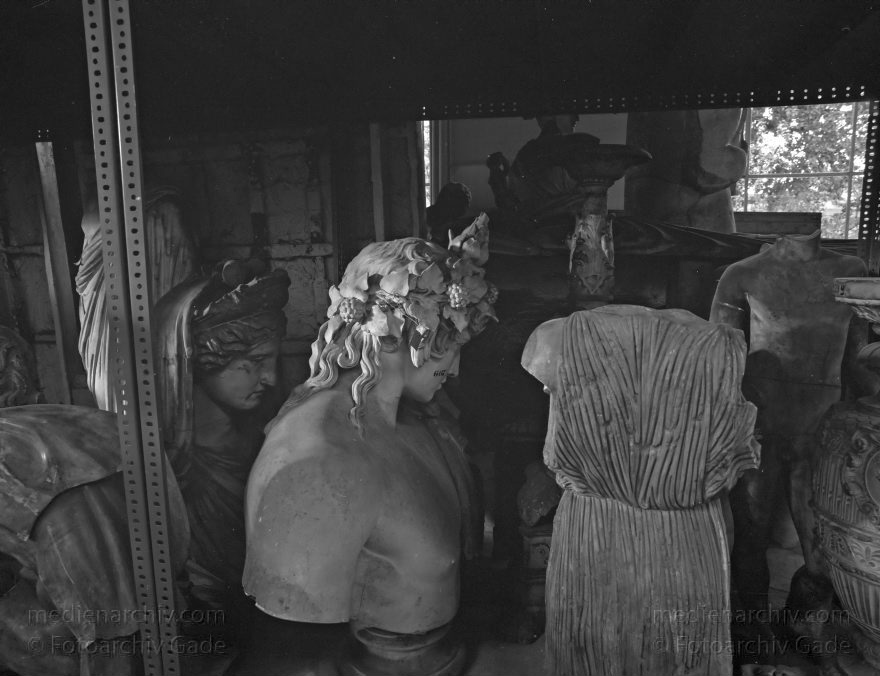 Berlin. Charlottenburg. Gipsformerei
April 1991. Berlin. Charlottenburg. Gipsformerei. Werkstatt. Staatliche Museen zu Berlin. Stiftung Preußischer Kulturbesitz. SPK. Prussian Cultural Heritage Foundation. Berlin State Museums.
Schlüsselwörter: Berlin;Charlottenburg;Deutschland;Germany;Gipsformerei;Museen;Museum;1991;Werkstatt