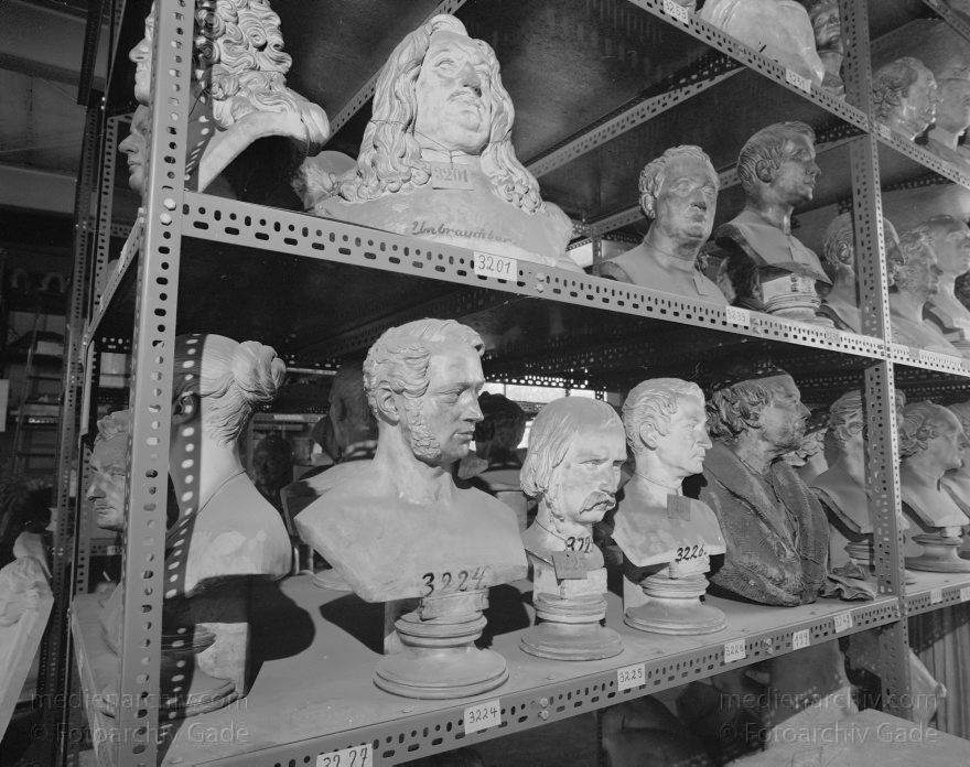 Berlin. Charlottenburg. Gipsformerei
April 1991. Berlin. Charlottenburg. Gipsformerei. Werkstatt. Staatliche Museen zu Berlin. Stiftung Preußischer Kulturbesitz. SPK. Prussian Cultural Heritage Foundation. Berlin State Museums.
Schlüsselwörter: Berlin;Charlottenburg;Deutschland;Germany;Gipsformerei;Museen;Museum;1991;Werkstatt