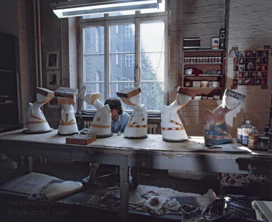 Berlin. Charlottenburg. Gipsformerei
April 1991. Berlin. Charlottenburg. Gipsformerei. Werkstatt. Staatliche Museen zu Berlin. Stiftung Preußischer Kulturbesitz. SPK. Prussian Cultural Heritage Foundation. Berlin State Museums.
Schlüsselwörter: Büste;Deutschland;Germany;Nefertiti;Berlin;Nofretete