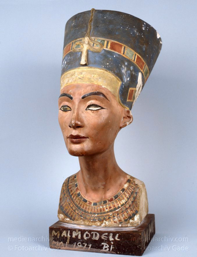 Kopie der Nofretete (auch Nefertiti)
April 1991. Berlin. Charlottenburg. Gipsformerei. Staatliche Museen zu Berlin. Nofretete (auch Nefertiti). Büste aus Kalkstein und Gips. Replik vom Original.
Schlüsselwörter: Büste;Deutschland;Germany;Nefertiti;Berlin;Nofretete
