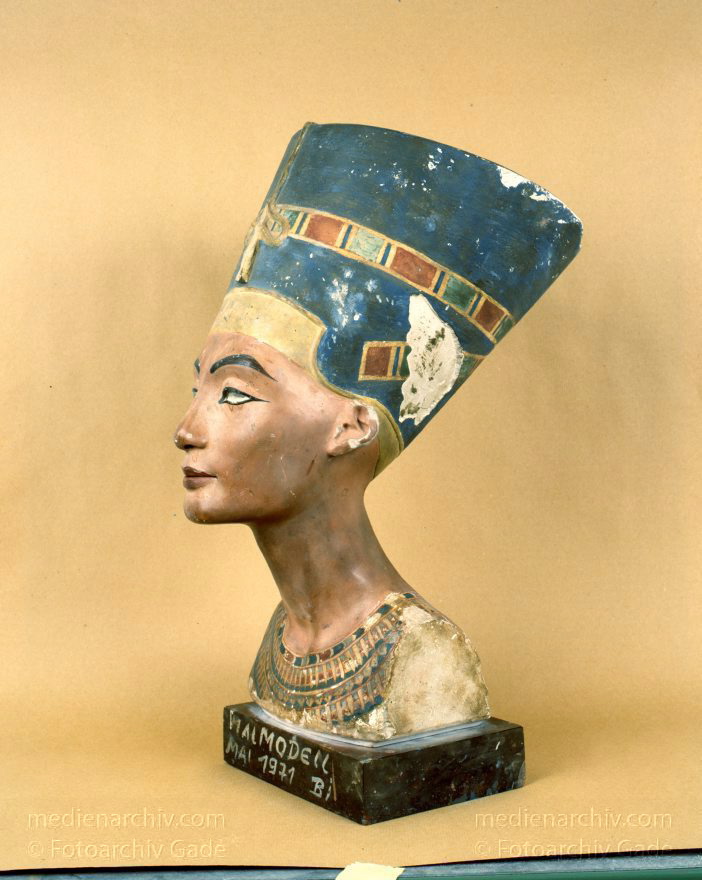 Kopie der Nofretete (auch Nefertiti)
April 1991. Berlin. Charlottenburg. Gipsformerei. Staatliche Museen zu Berlin. Nofretete (auch Nefertiti). Büste aus Kalkstein und Gips. Replik vom Original.
Schlüsselwörter: Büste;Deutschland;Germany;Nefertiti;Berlin;Nofretete