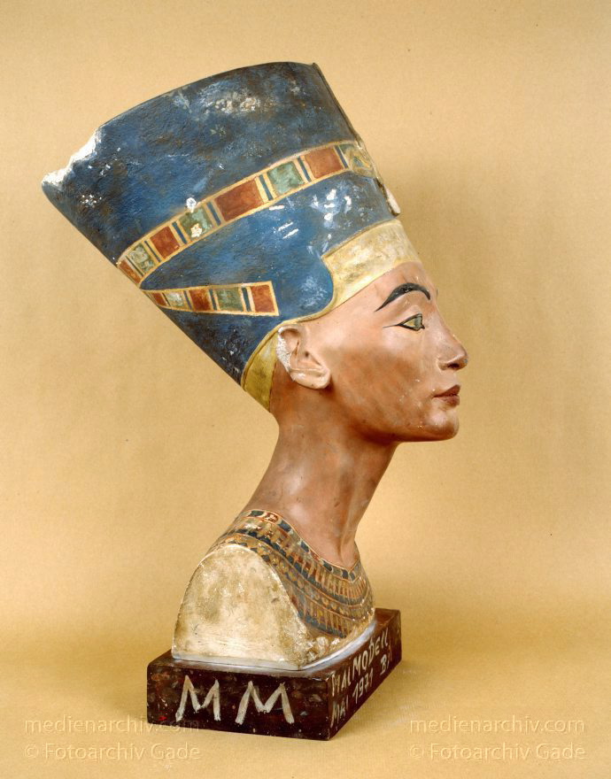 Kopie der Nofretete (auch Nefertiti)
April 1991. Berlin. Charlottenburg. Gipsformerei. Staatliche Museen zu Berlin. Nofretete (auch Nefertiti). Büste aus Kalkstein und Gips. Replik vom Original.
Schlüsselwörter: Büste;Deutschland;Germany;Nefertiti;Berlin;Nofretete
