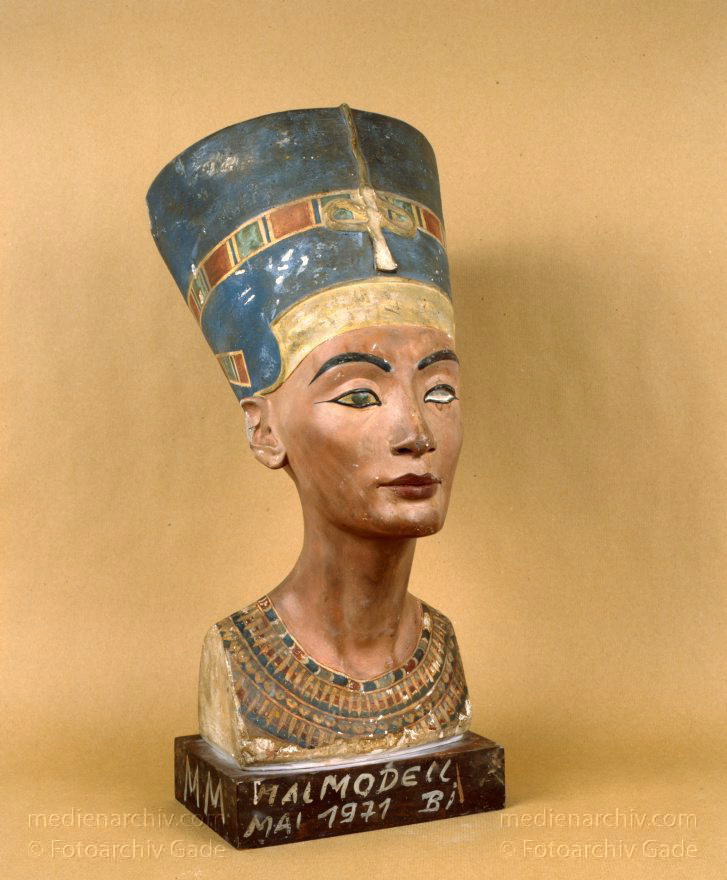 Kopie der Nofretete (auch Nefertiti)
April 1991. Berlin. Charlottenburg. Gipsformerei. Staatliche Museen zu Berlin. Nofretete (auch Nefertiti). Büste aus Kalkstein und Gips. Replik vom Original.
Schlüsselwörter: Büste;Deutschland;Germany;Nefertiti;Berlin;Nofretete