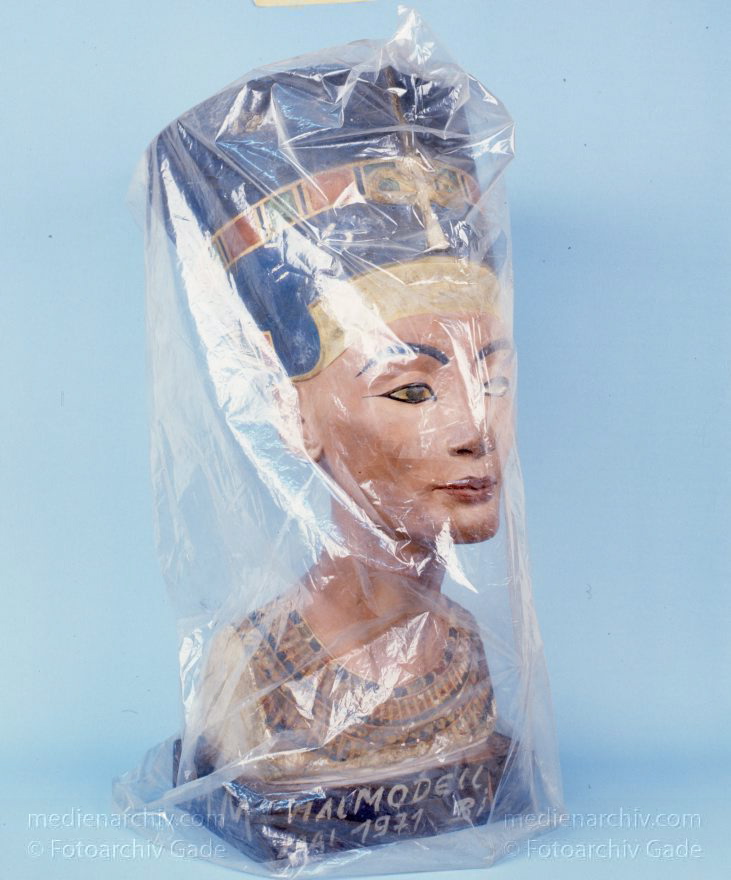 Kopie der Nofretete (auch Nefertiti)
April 1991. Berlin. Charlottenburg. Gipsformerei. Staatliche Museen zu Berlin. Nofretete (auch Nefertiti). Büste aus Kalkstein und Gips. Replik vom Original.
Schlüsselwörter: Büste;Deutschland;Germany;Nefertiti;Berlin;Nofretete