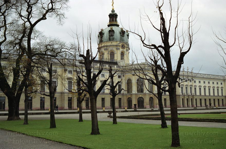 Berlin. Charlottenburg. Schloss Charlottenburg. Im Schlosspark
Oktober 1990. Berlin. Charlottenburg. Schloss Charlottenburg. Im Schlosspark
Schlüsselwörter: Berlin;Charlottenburg;Deutschland;Germany;Schloss;1990;Schlosspark