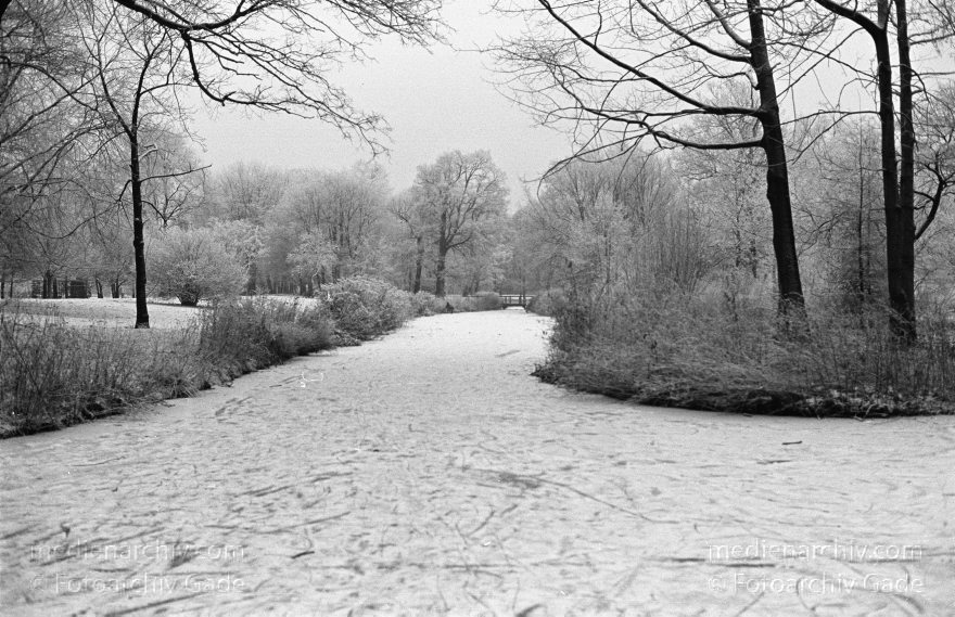 Berlin. Charlottenburg. Schlosspark. Schloss Charlottenburg. Winter
29. Dezember 1992. Berlin. Charlottenburg. Schlosspark. Schloss Charlottenburg. Winter.
Schlüsselwörter: Berlin;Charlottenburg;Deutschland;Germany;Schlosspark;1992;Winter