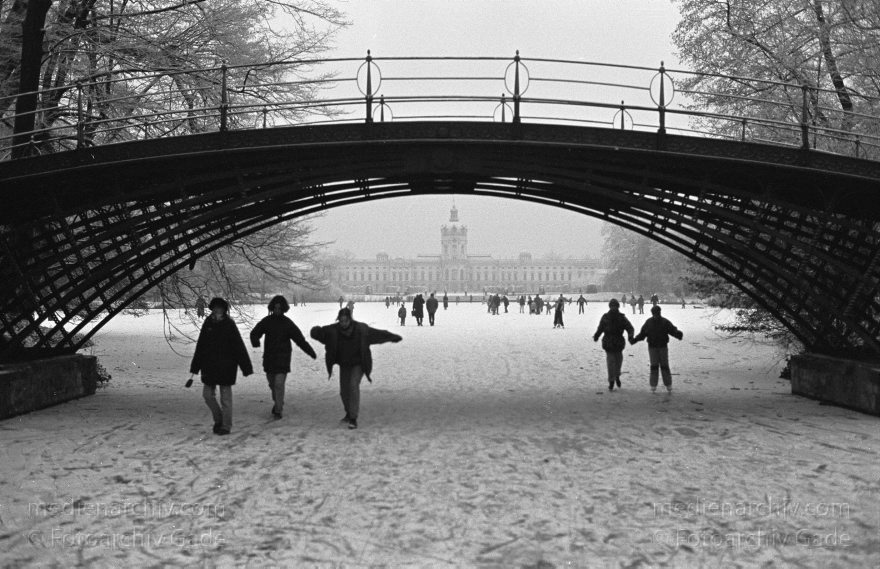Berlin. Charlottenburg. Schlosspark. Schloss Charlottenburg. Winter
29. Dezember 1992. Berlin. Charlottenburg. Schlosspark. Schloss Charlottenburg. Winter. Schlittschuhlaufen auf dem Karpfenteich.
Schlüsselwörter: Berlin;Charlottenburg;Deutschland;Eislaufen;Germany;Karpfenteich;Schlittschuh;Schloss Charlottenburg;Schlosspark;1992;Winter