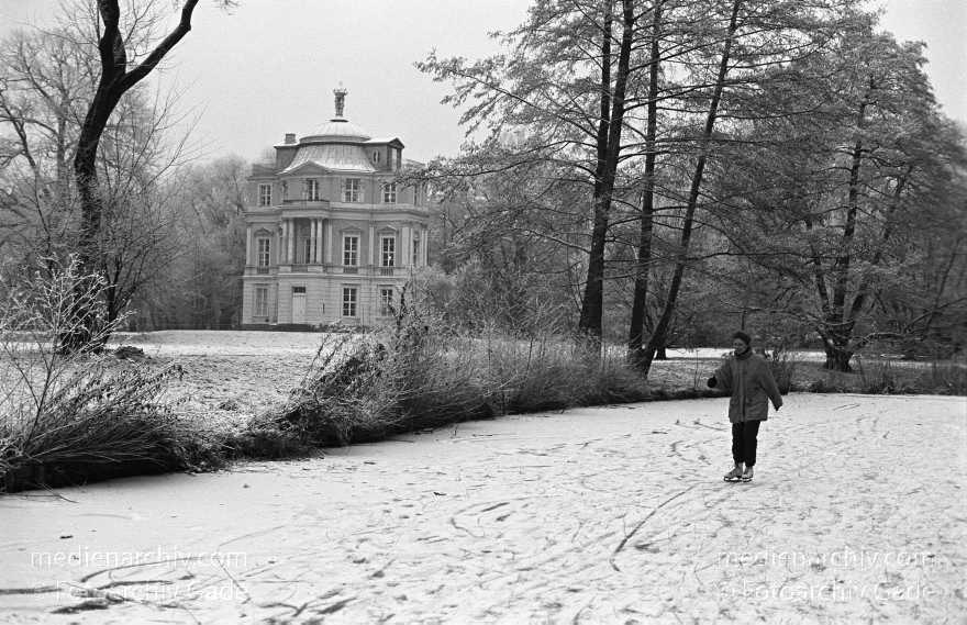 Berlin. Charlottenburg. Schlosspark. Schloss Charlottenburg. Winter
29. Dezember 1992. Berlin. Charlottenburg. Schlosspark. Schloss Charlottenburg. Winter. Dorit Gade
Schlüsselwörter: Belvedere;Berlin;Charlottenburg;Deutschland;Eislaufen;Gade, Dorit;Germany;Schlittschuh;Schlosspark;1992;Winter