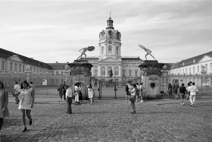 Berlin. Charlottenburg. Vorderansicht des Schlosses.
Juli 1996. Berlin. Charlottenburg. Vorderansicht des Schlosses.
Schlüsselwörter: Berlin;Charlottenburg;Deutschland;Germany;Schloss;1996;Schloßpark