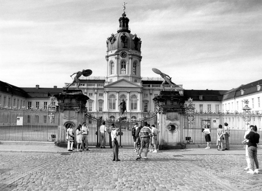 Berlin. Charlottenburg. Schloss Charlottenburg.
August 1996. Deutschland. Berlin. Charlottenburg. Schloss Charlottenburg.
Schlüsselwörter: Berlin;Charlottenburg;Deutschland;Germany;1996;Schloss