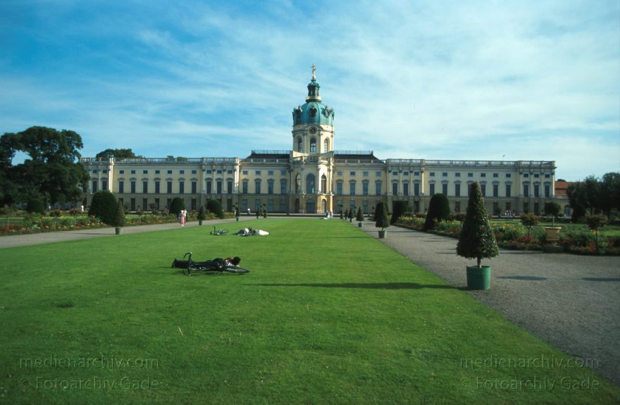 Berlin. Charlottenburg. Schloss Charlottenburg
August 1996. Deutschland. Berlin. Charlottenburg. Schloss Charlottenburg
Schlüsselwörter: Berlin;Charlottenburg;Deutschland;Germany;Park;1996;Schloss