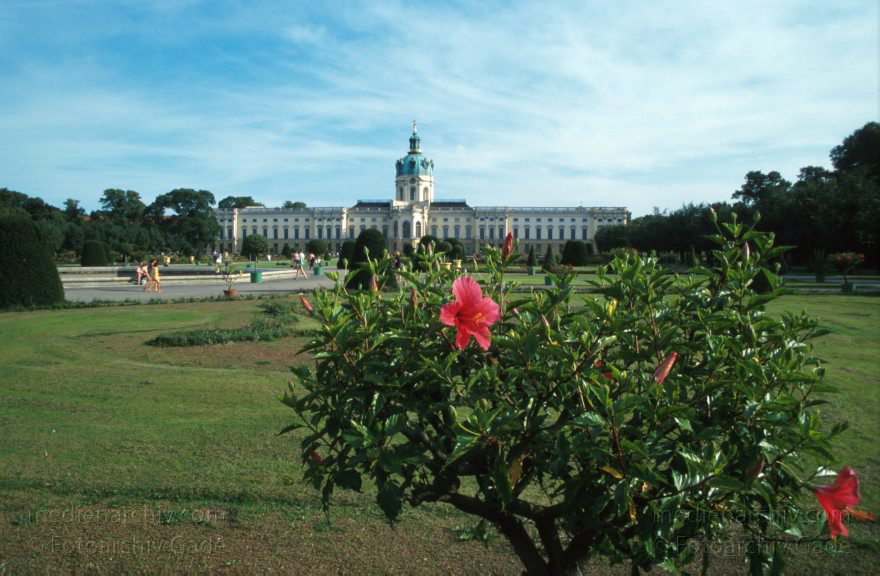 Berlin. Charlottenburg. Schloss Charlottenburg
August 1996. Deutschland. Berlin. Charlottenburg. Schloss Charlottenburg
Schlüsselwörter: Berlin;Charlottenburg;Deutschland;Germany;Park;1996;Schloss