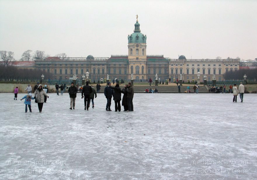 Berlin. Charlottenburg. Winter. Park Schloss Charlottenburg.
15. Dezember 2002. Berlin. Charlottenburg. Winter. Die Teiche und Kanäle des Schlossparks sind gefroren. Schlittschuhläufer. Schloss Charlottenburg.
Schlüsselwörter: Berlin;Charlottenburg;Deutschland;Germany;Schlittschuhlaufen;Schloss;Schloß Charlottenburg;Schloßpark;2002;Winter