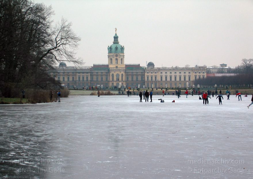 Berlin. Charlottenburg. Winter. Park Schloss Charlottenburg.
15. Dezember 2002. Berlin. Charlottenburg. Winter. Die Teiche und Kanäle des Schlossparks sind gefroren. Schlittschuhläufer. Schloss Charlottenburg.
Schlüsselwörter: Berlin;Charlottenburg;Deutschland;Germany;Schlittschuhlaufen;Schloss;Schloß Charlottenburg;Schloßpark;2002;Winter