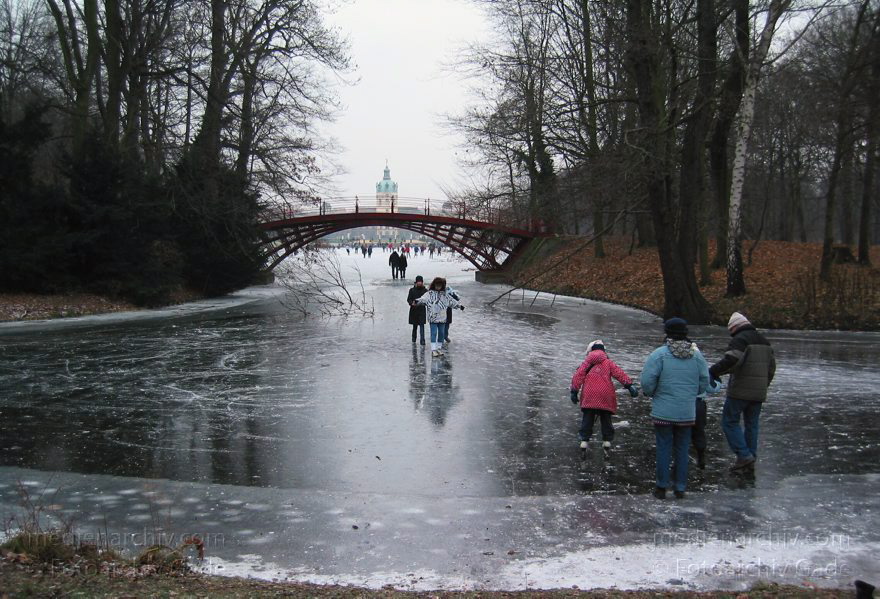 Berlin. Charlottenburg. Winter. Park Schloss Charlottenburg.
15. Dezember 2002. Berlin. Charlottenburg. Winter. Die Teiche und Kanäle des Schlossparks sind gefroren. Schlittschuhläufer.
Schlüsselwörter: Berlin;Charlottenburg;Deutschland;Germany;Schlittschuhlaufen;Schloßpark;2002;Winter