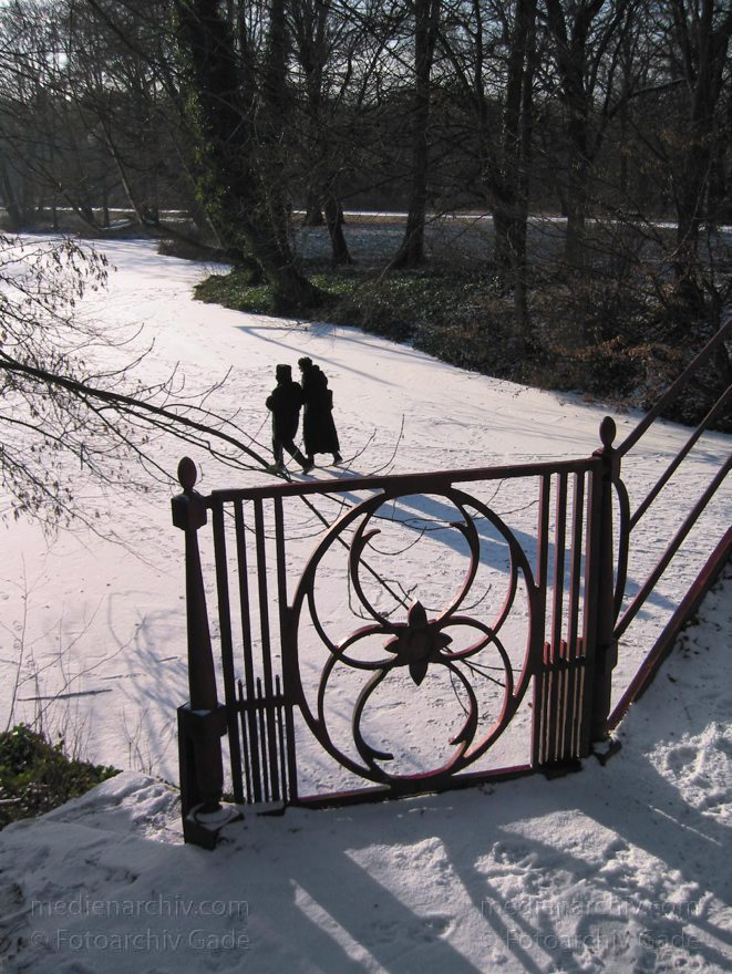 Berlin. Charlottenburg. Winter. Park Schloss Charlottenburg.
23. Dezember 2002. Berlin. Charlottenburg. Winter. Im verschneiten Schlosspark.
Schlüsselwörter: Berlin;Charlottenburg;Deutschland;Germany;Schloßpark;Schnee;2002;Winter