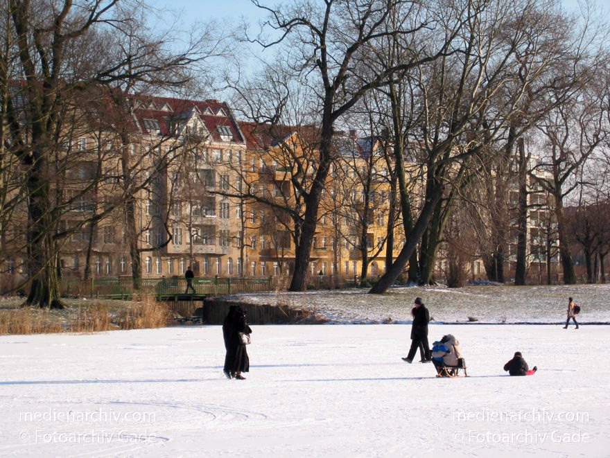 Berlin. Charlottenburg. Winter. Park Schloss Charlottenburg.
23. Dezember 2002. Berlin. Charlottenburg. Winter. Im verschneiten Schlosspark. Zugefrorener Karpfenteich. Bonhöffer Ufer.
Schlüsselwörter: Berlin;Charlottenburg;Deutschland;Germany;Schloßpark;Schnee;2002;Winter