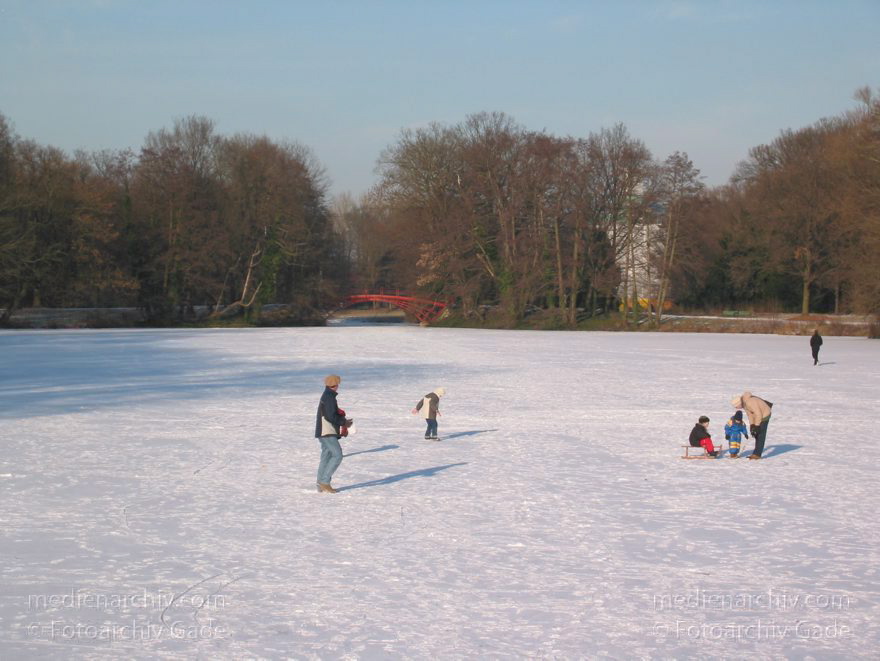 Berlin. Charlottenburg. Winter. Park Schloss Charlottenburg.
23. Dezember 2002. Berlin. Charlottenburg. Winter. Im verschneiten Schlosspark. Zugefrorener Karpfenteich.
Schlüsselwörter: Berlin;Charlottenburg;Deutschland;Germany;Schloßpark;Schnee;2002;Winter