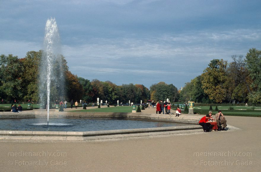 Berlin. Schlosspark. Schloss Charlottenburg. Herbst
Oktober 2004. Berlin. Charlottenburg. Schlosspark. Schloss Charlottenburg. Brunnen mit Fontäne
Schlüsselwörter: Berlin;Brunnen;Charlottenburg;Deutschland;Fontäne;Germany;Schloss Charlottenburg;2004;Schloßpark