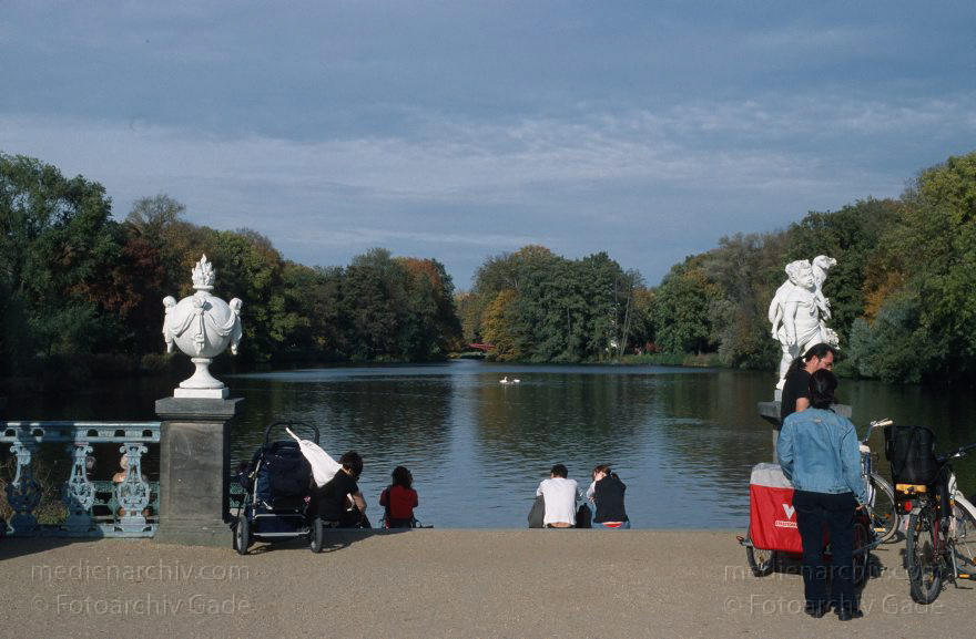 Berlin. Schlosspark. Schloss Charlottenburg. Herbst
Oktober 2004. Berlin. Charlottenburg. Schlosspark. Schloss Charlottenburg. Herbstaufnahmen.
Schlüsselwörter: Berlin;Charlottenburg;Deutschland;Germany;Schloss Charlottenburg;2004;Schloßpark