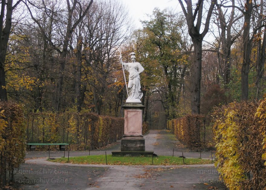 Berlin. Schlosspark. Schloss Charlottenburg. Herbst
21. 11. 2004. Berlin Charlottenburg. Schlosspark beim Schloss Charlottenburg. Herbst
Schlüsselwörter: Berlin;Charlottenburg;Deutschland;Germany;Herbst;2004;Schloßpark