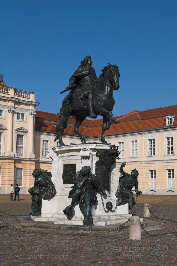 Berlin. Schloss Charlottenburg. Park
6. Oktober 2005. Berlin. Charlottenburg. Schloss Charlottenburg. Schloss Charlottenburg. Denkmal. Skulptur
Schlüsselwörter: Berlin;Charlottenburg;Deutschland;Germany;2005;Schloss