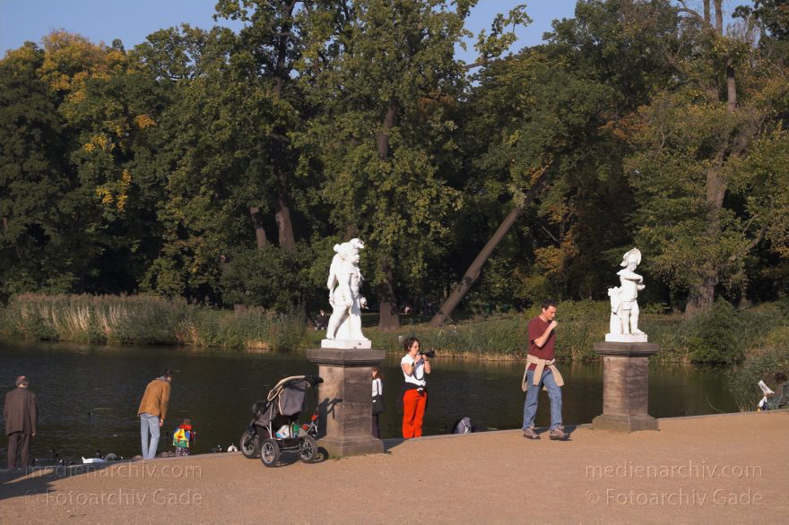 Berlin. Schloss Charlottenburg. Park
6. Oktober 2005. Berlin. Charlottenburg. Schloss Charlottenburg. Schloss Charlottenburg. Putten am Karpfenteich.
Schlüsselwörter: Berlin;Charlottenburg;Deutschland;Germany;2005;Schloss