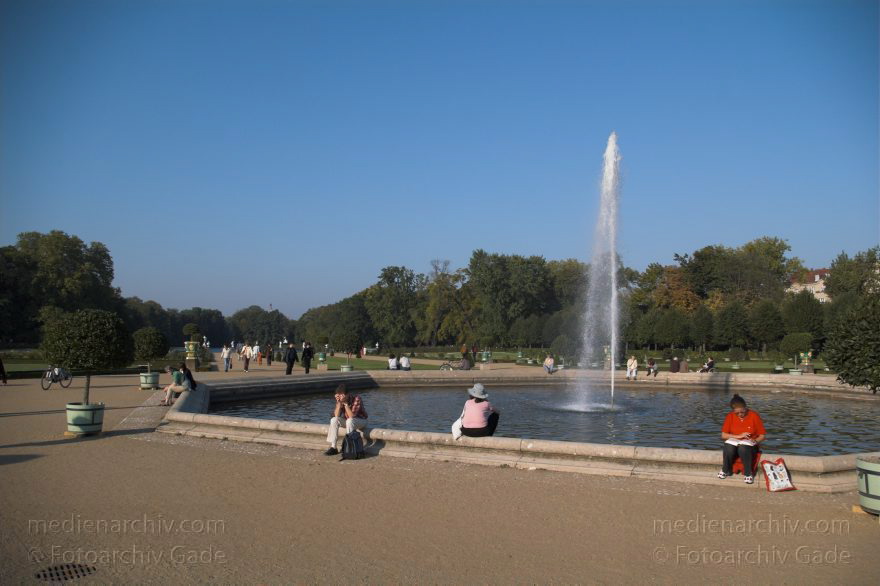 Berlin. Schloss Charlottenburg. Park
6. Oktober 2005. Berlin. Charlottenburg. Schloss Charlottenburg. Schloss Charlottenburg. Brunnen
Schlüsselwörter: Berlin;Charlottenburg;Deutschland;Germany;2005;Schloss