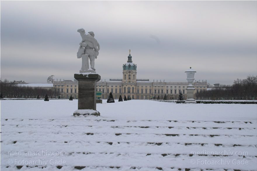 Berlin. Charlottenburg. Schloss Charlottenburg. Winter. Schnee.
7. 1. 2009. Berlin. Charlottenburg. Schloss Charlottenburg. Winter. Schnee.
Schlüsselwörter: Berlin;Charlottenburg;Deutschland;Germany;Schloss Charlottenburg;Schnee;2009;Winter