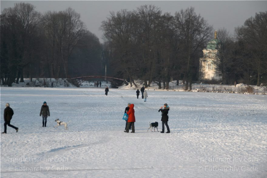 Berlin. Charlottenburg. Schlosspark. Winter
23. 1. 2010. Berlin. Charlottenburg. Schlosspark. Winter. zugefrorener Karpfenteich. Schnee. Eis.
Schlüsselwörter: Berlin;Charlottenburg;Deutschland;Germany;Schlosspark;Schnee;2010;Winter