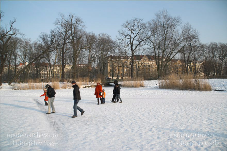 Berlin. Charlottenburg. Schlosspark. Winter
23. 1. 2010. Berlin. Charlottenburg. Schlosspark. Winter. zugefrorener Karpfenteich. Schnee. Eis.
Schlüsselwörter: Berlin;Charlottenburg;Deutschland;Germany;Schlosspark;Schnee;2010;Winter