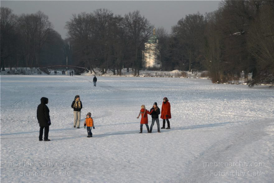 Berlin. Charlottenburg. Schlosspark. Winter
23. 1. 2010. Berlin. Charlottenburg. Schlosspark. Winter. zugefrorener Karpfenteich. Schnee. Eis. Belvedere
Schlüsselwörter: Belvedere;Berlin;Charlottenburg;Deutschland;Germany;Schlosspark;Schnee;2010;Winter