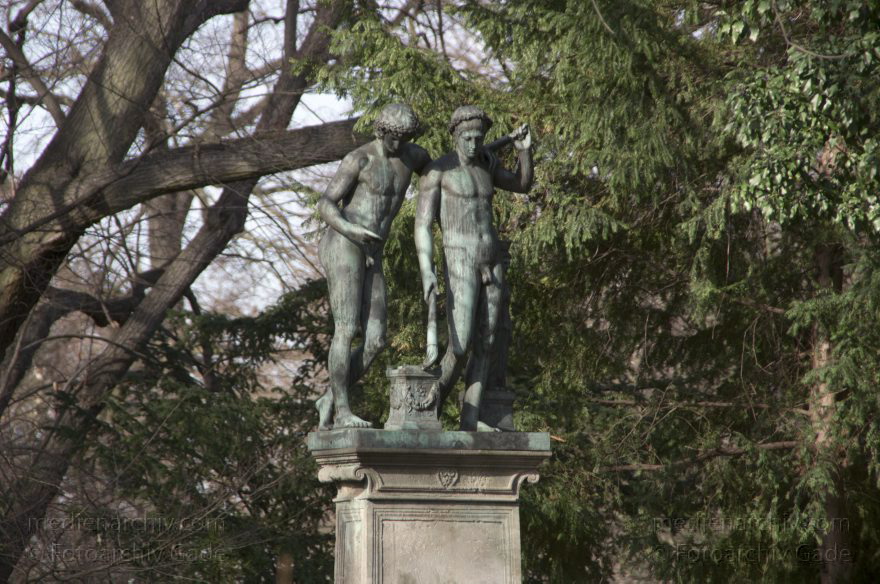 Berlin. Charlottenburg. Schlosspark. Bronzestatuen
4. 3. 2012. Berlin. Charlottenburg. Schlosspark. Bronzestatuen
Schlüsselwörter: Berlin;Bronze;Bronzestatue;Charlottenburg;Deutschland;Germany;Schlosspark;2012;Statue