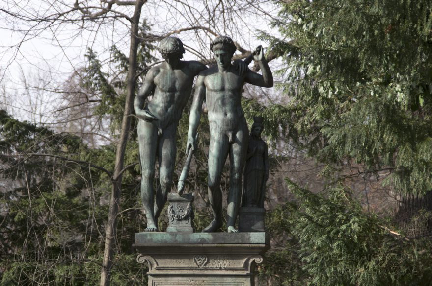 Berlin. Charlottenburg. Schlosspark. Bronzestatuen
4. 3. 2012. Berlin. Charlottenburg. Schlosspark. Bronzestatuen
Schlüsselwörter: Berlin;Bronze;Bronzestatue;Charlottenburg;Deutschland;Germany;Schlosspark;2012;Statue